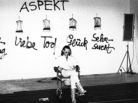 087_J_Klauke_Emotion im Hangesack_1977